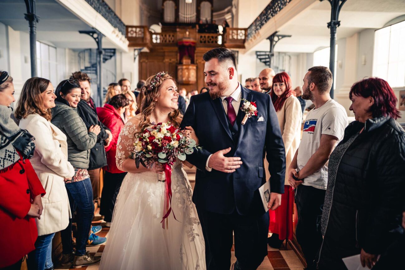 Průchod Aničky a Dana špalírem v kostele.