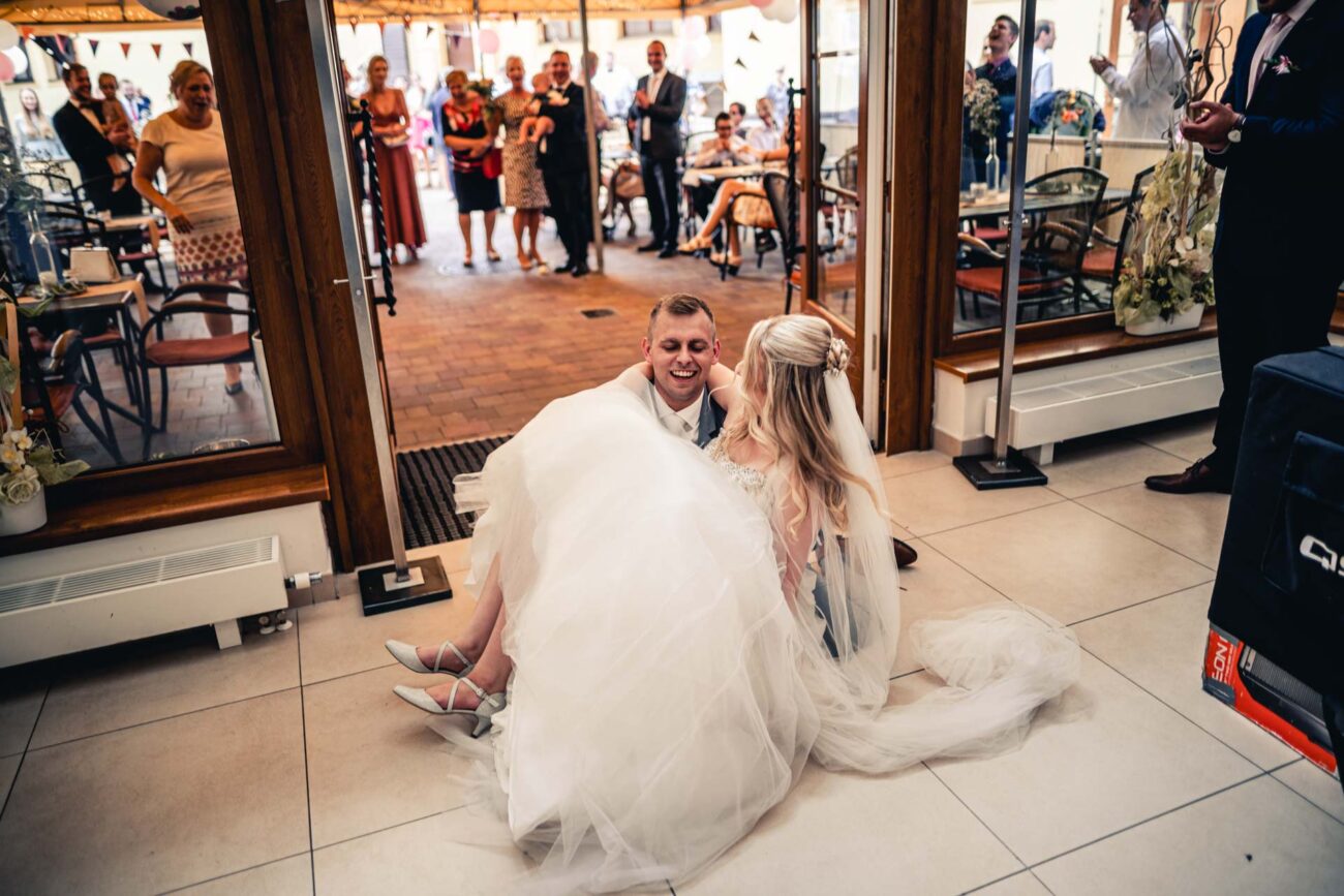 Roznožka Toma s Verčou v náručí.