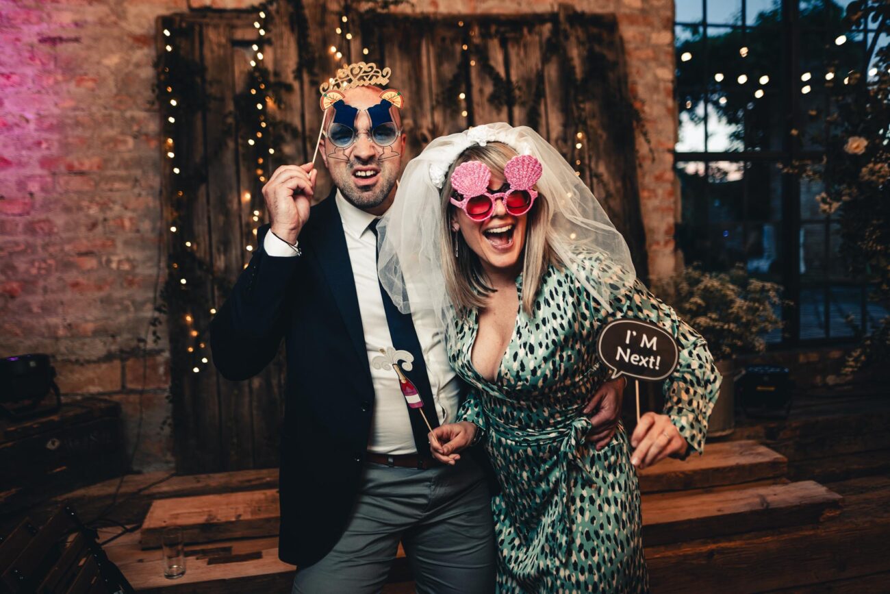 Rekvizity ve fotokoutku? Určitě vynechte masky přes celý obličej, jinak se fantazii meze nekladou.