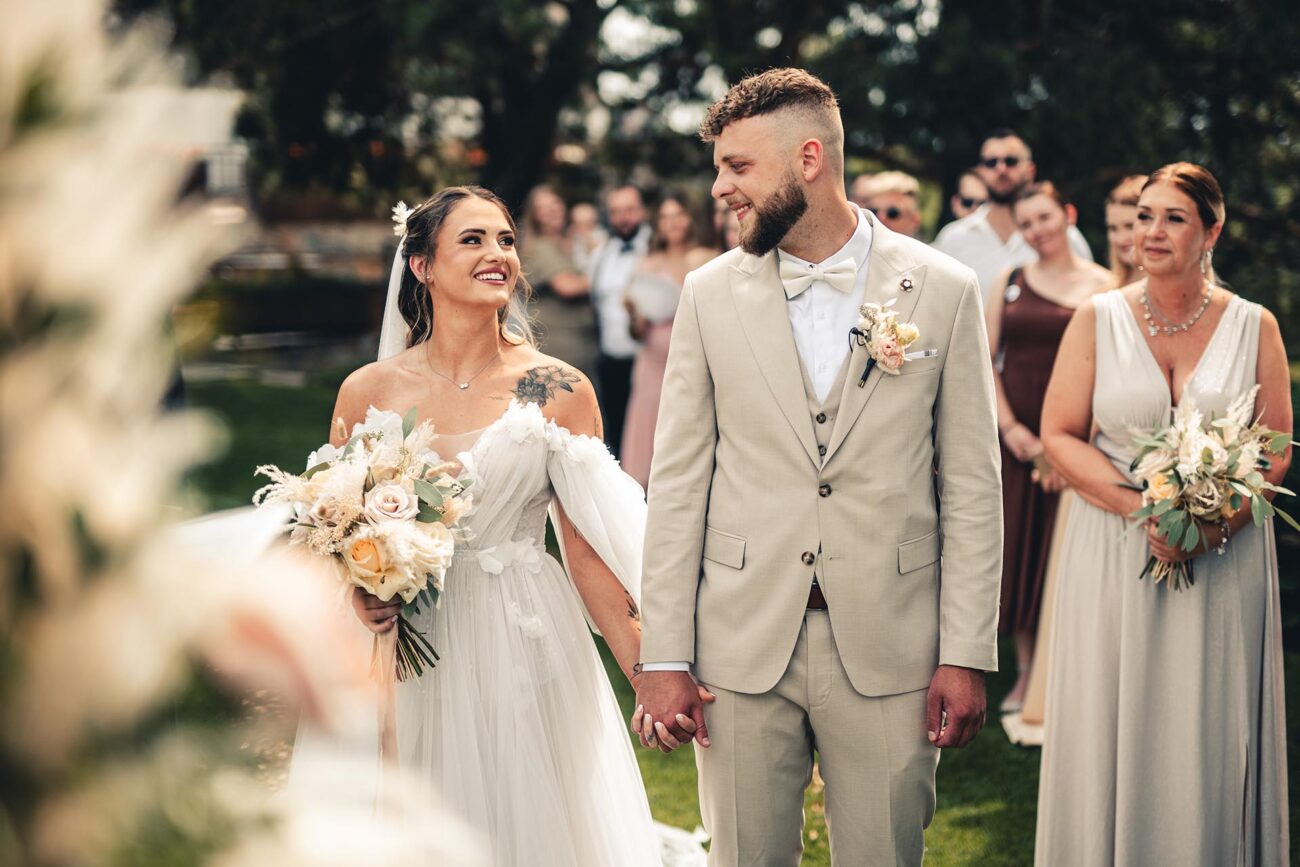 Při obřadu se nebojte projevit emoce. Slzte i smějte se.