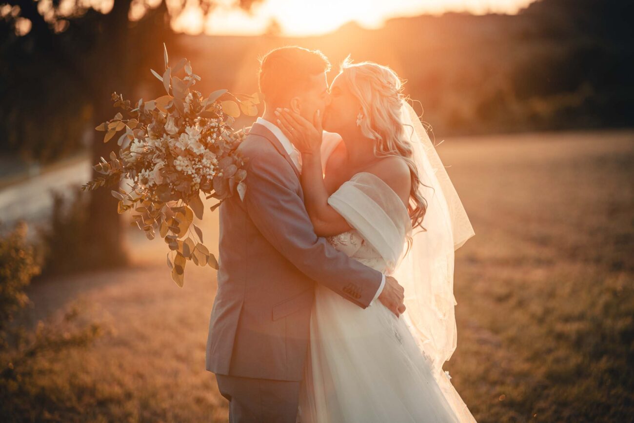 Večerní světlo na párové fotky novomanželů je požehnání. Ne vždy se počasí vydaří, ale pokud ano, na chvilku odběhnout zpravidla stojí za to.