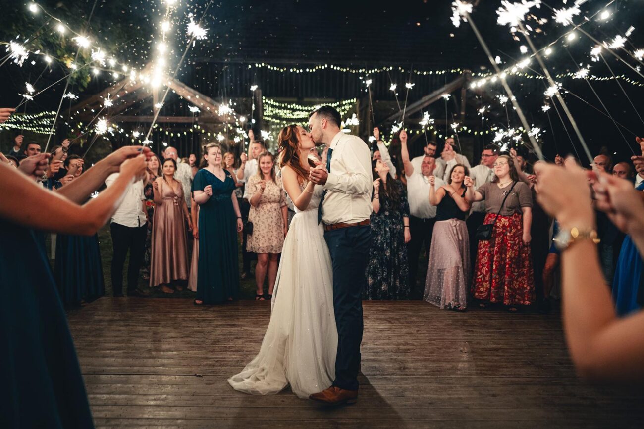 Kolik lidí přizvat na prskavky? Pokud máte velkou svatbu o 100 a více lidech, určitě nemusíte kupovat prskavky pro každého.